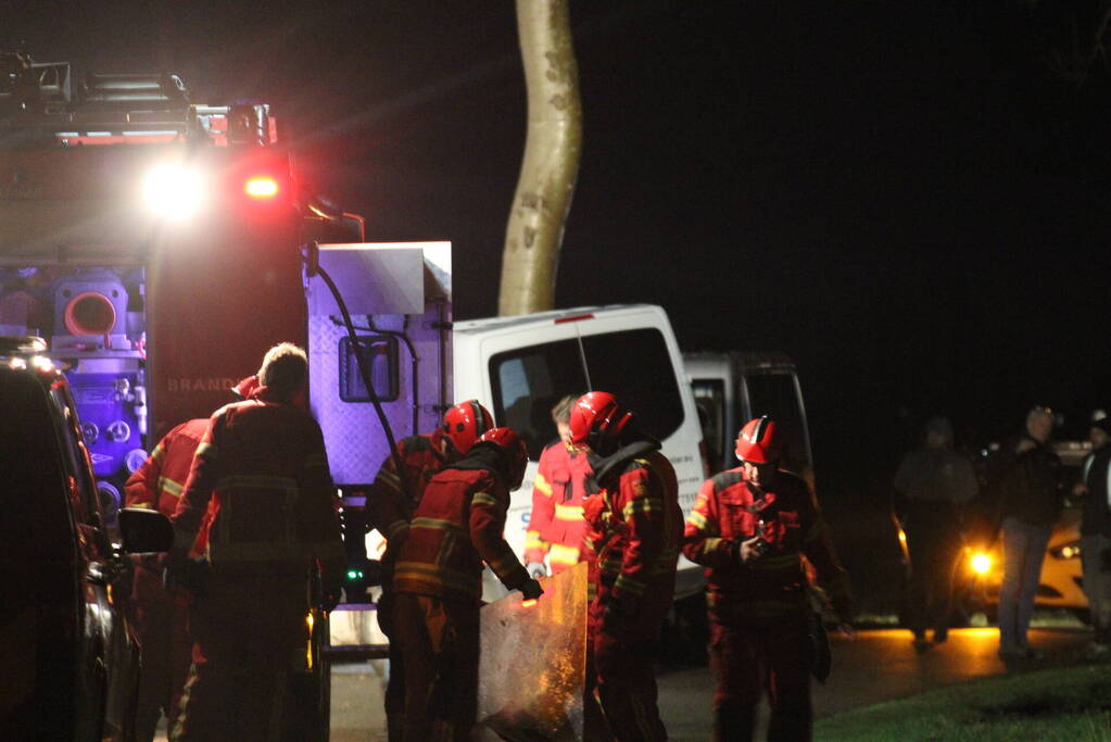 Bus botst frontaal tegen boom