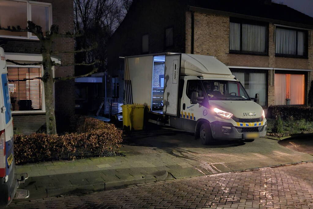Politie ruimt hennepkwekerij uit woning