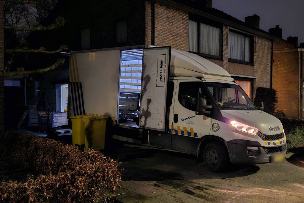 Politie ruimt hennepkwekerij uit woning