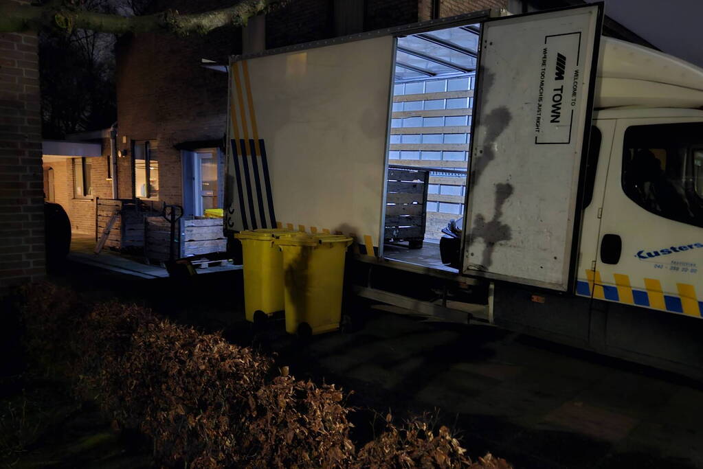 Politie ruimt hennepkwekerij uit woning