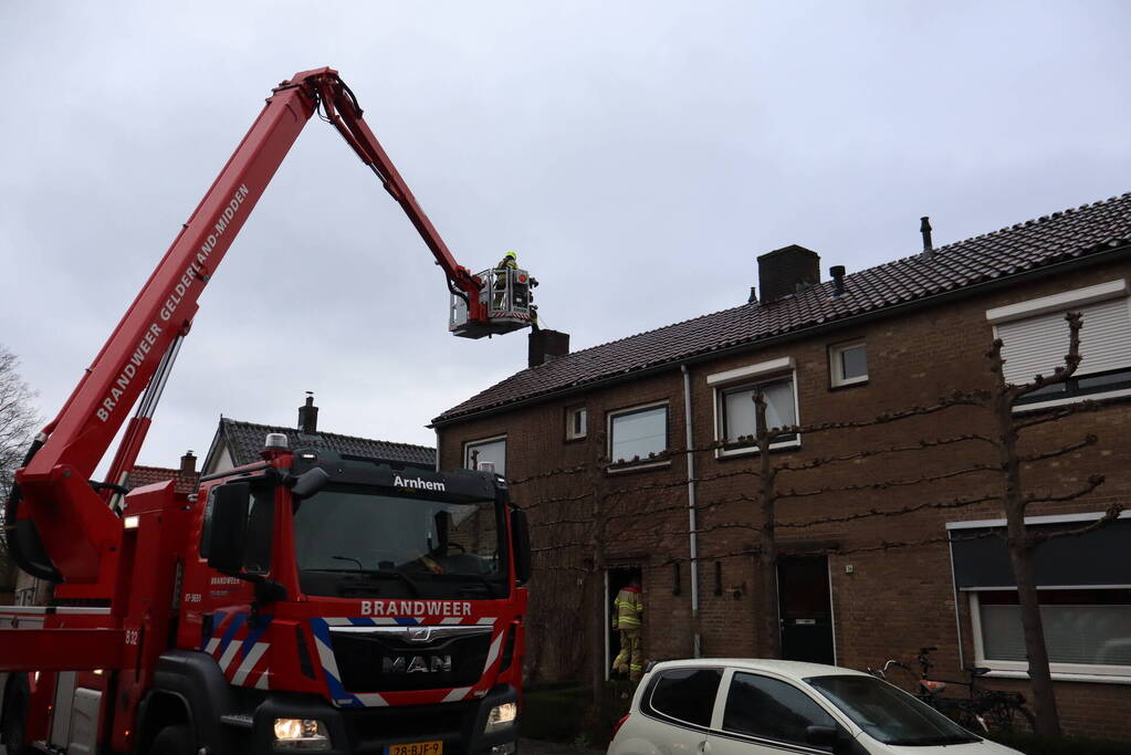 Brandweer veegt schoorsteen na brand