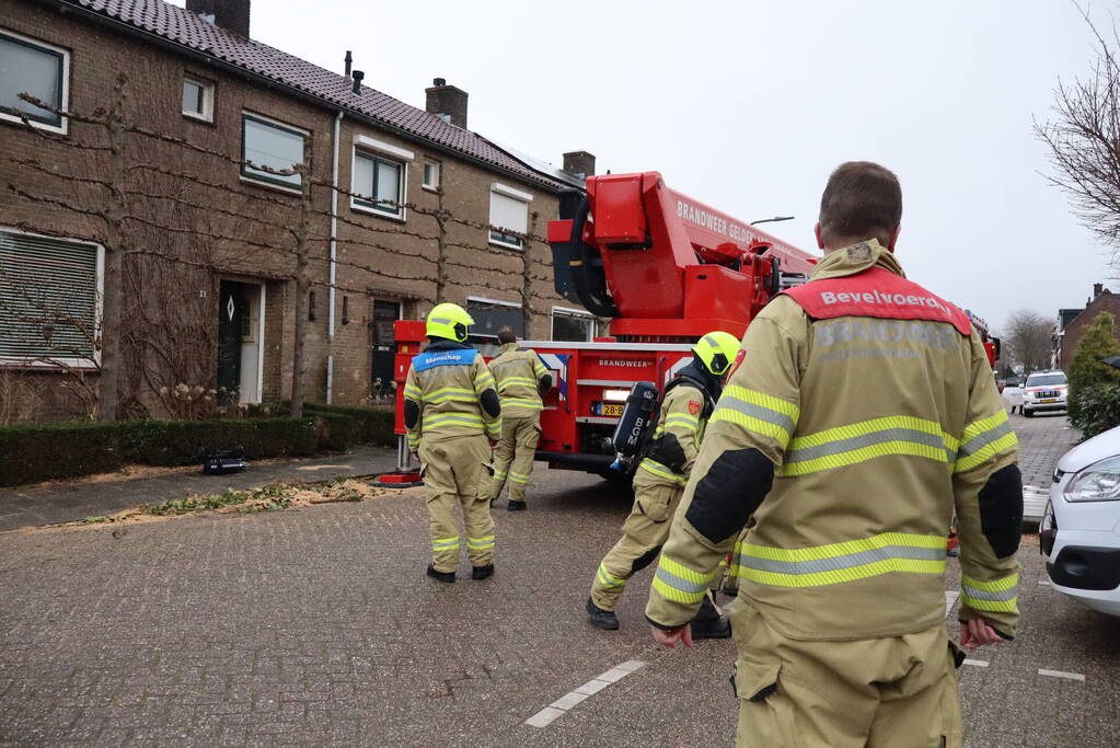 Brandweer veegt schoorsteen na brand