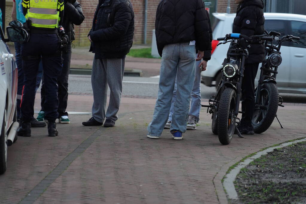 Automobilist en persoon op fatbike in botsing