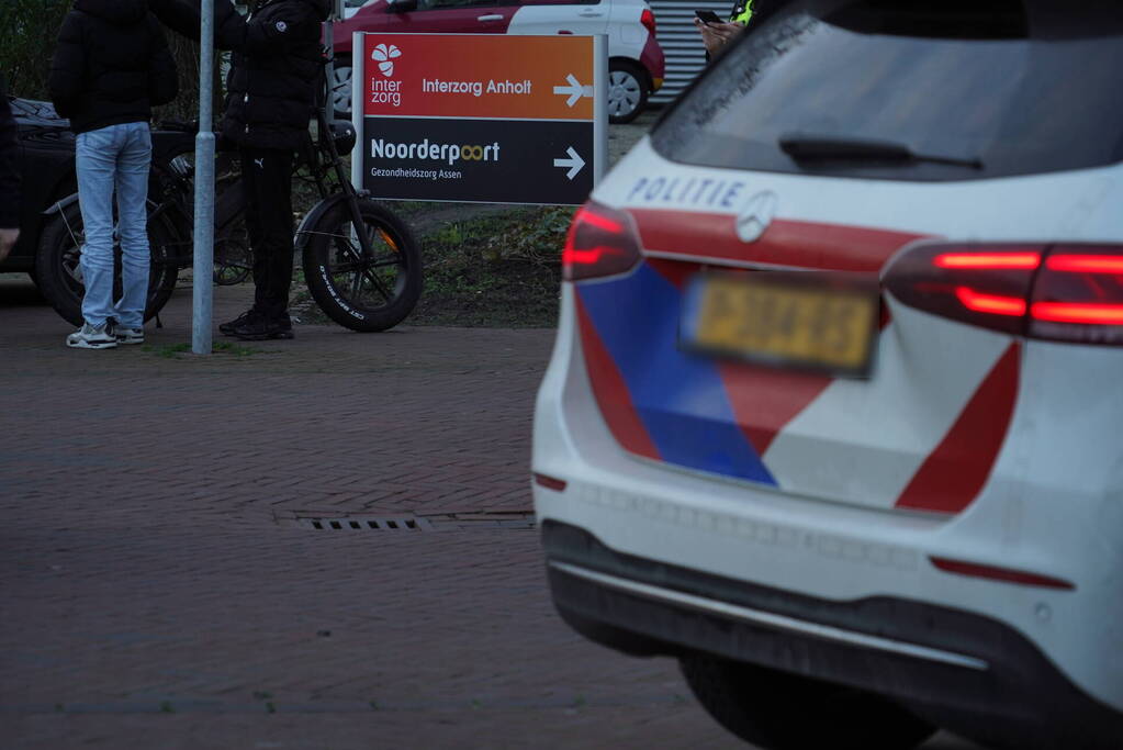 Automobilist en persoon op fatbike in botsing