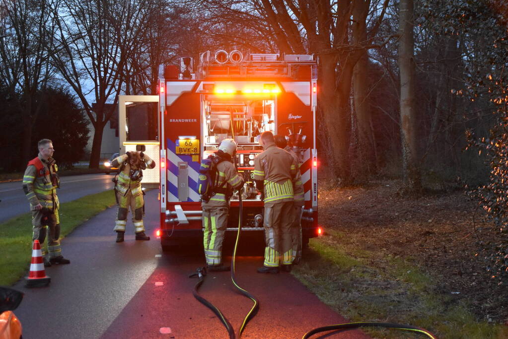 Brandstichting in stapel hout
