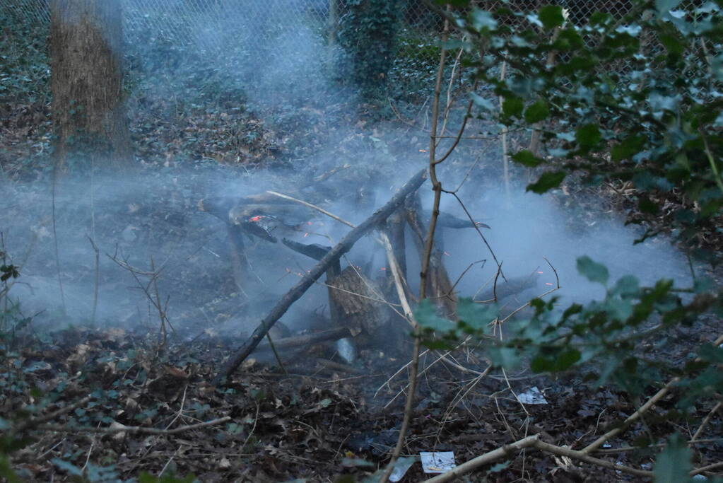 Brandstichting in stapel hout