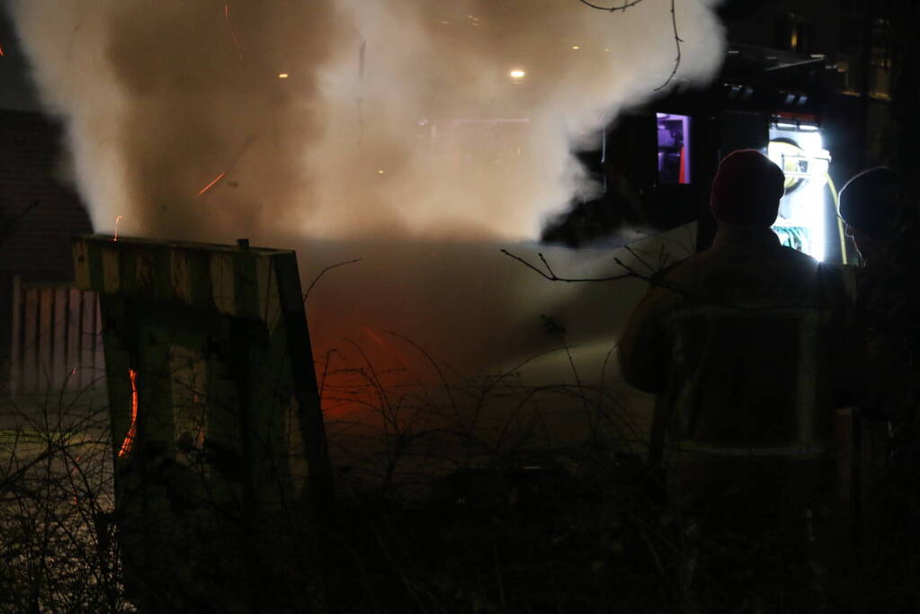 Brand in container met bouwafval