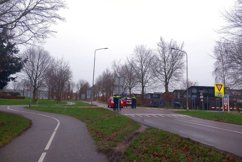 Fietser gewond naar het ziekenhuis na aanrijding met auto