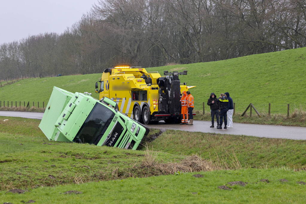 Vrachtwagen belandt in sloot