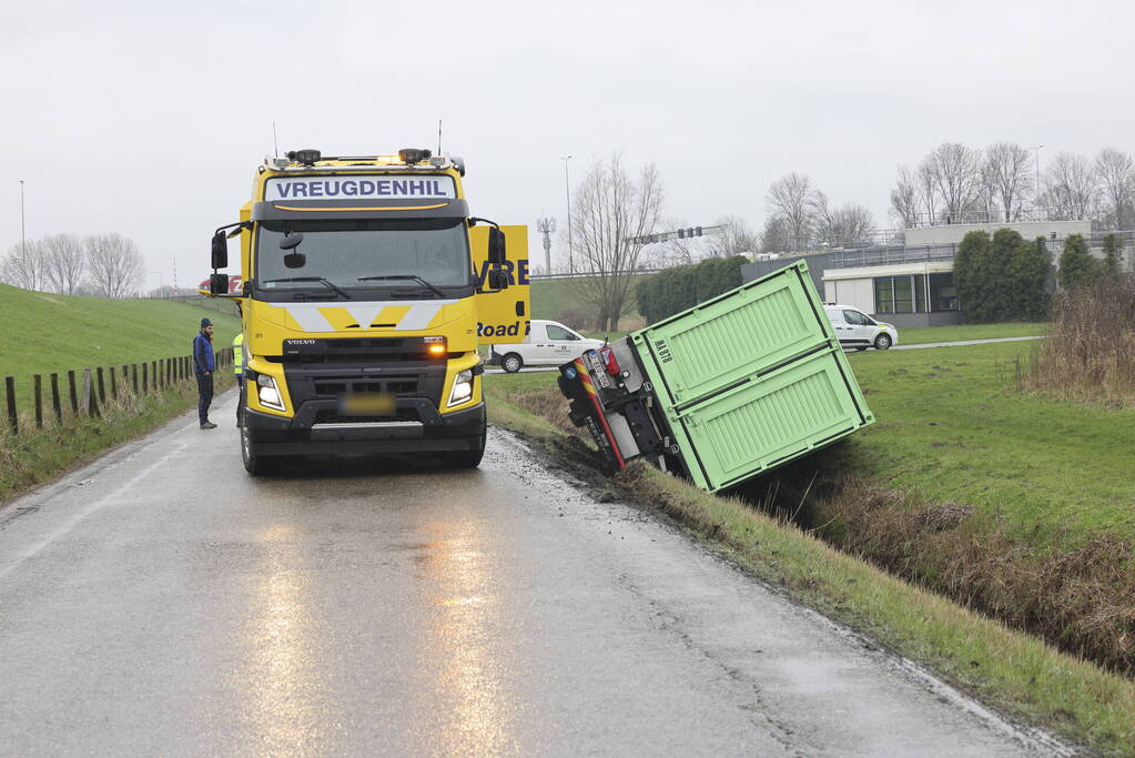 Vrachtwagen belandt in sloot