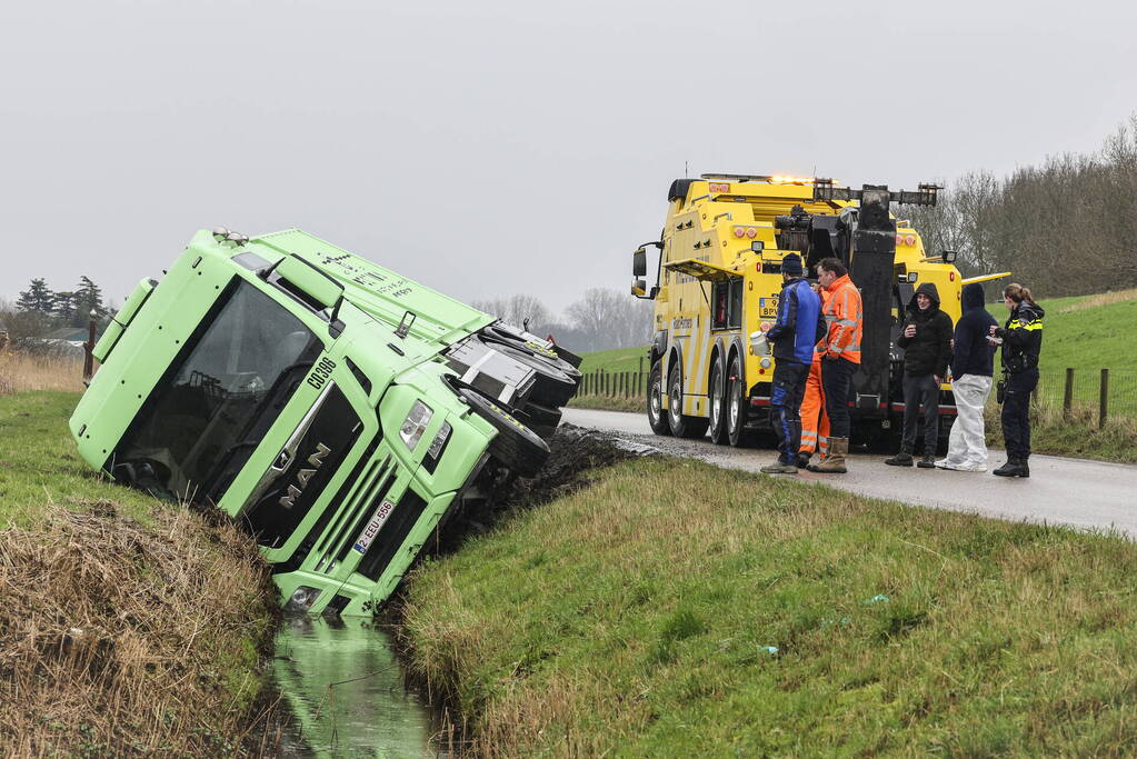 Vrachtwagen belandt in sloot