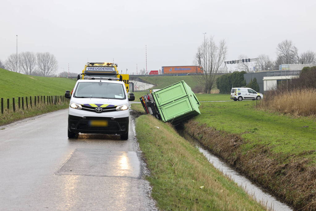 Vrachtwagen belandt in sloot