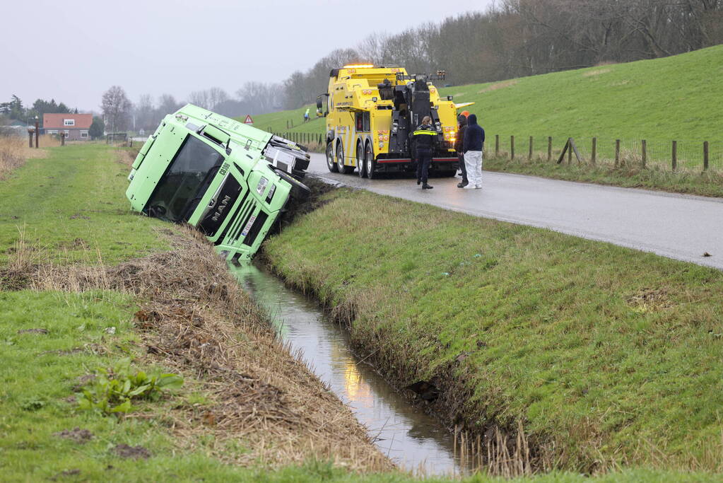 Vrachtwagen belandt in sloot
