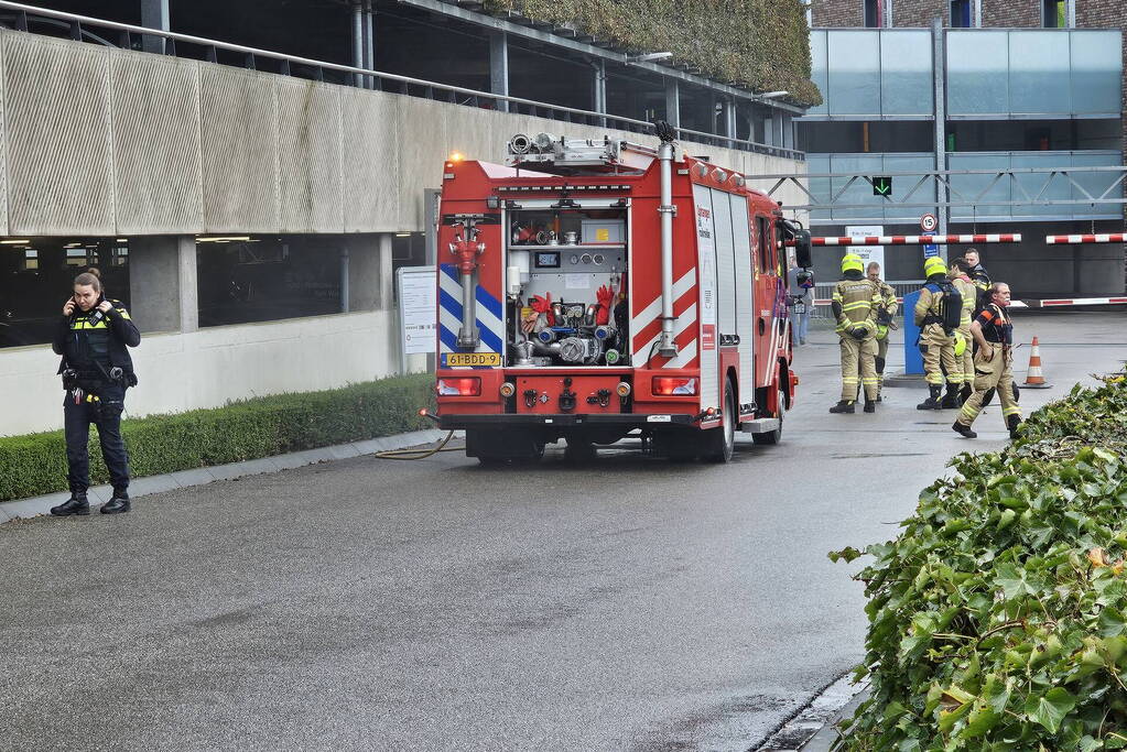 Autobrand in parkeergarage van ziekenhuis