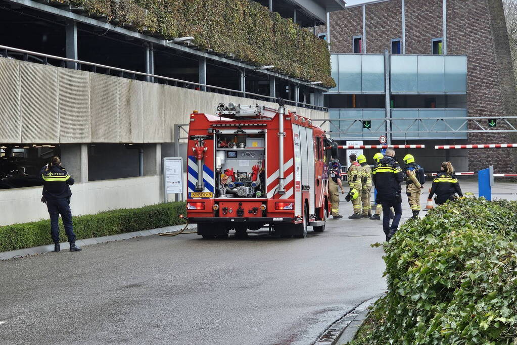 Autobrand in parkeergarage van ziekenhuis