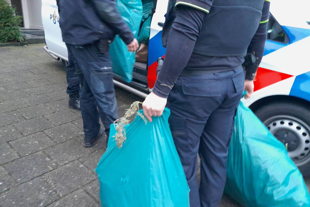 Wietplantage aangetroffen naast politiebureau