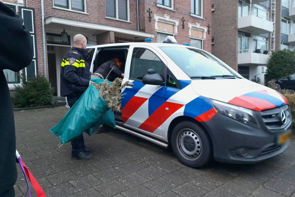 Wietplantage aangetroffen naast politiebureau
