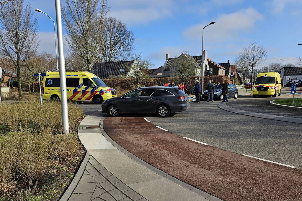 Automobilist en fietser in botsing op rotonde