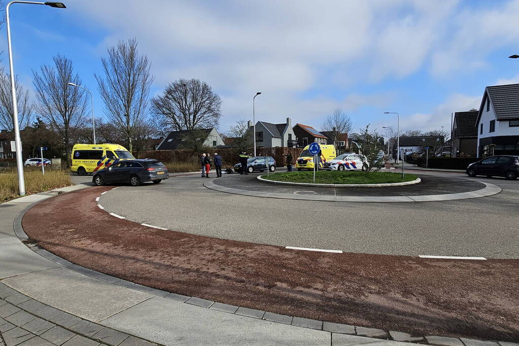 Automobilist en fietser in botsing op rotonde