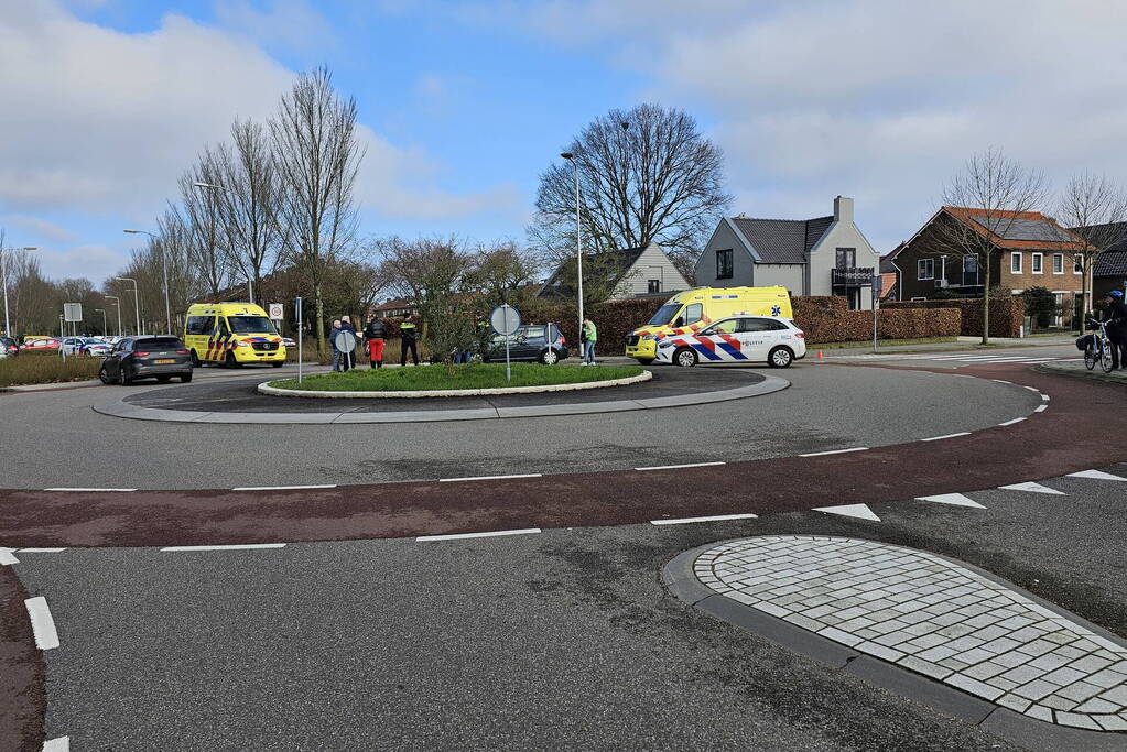 Automobilist en fietser in botsing op rotonde
