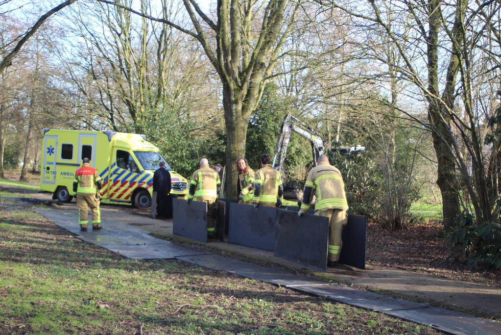 Vastgereden ambulance losgetrokken door graafmachine