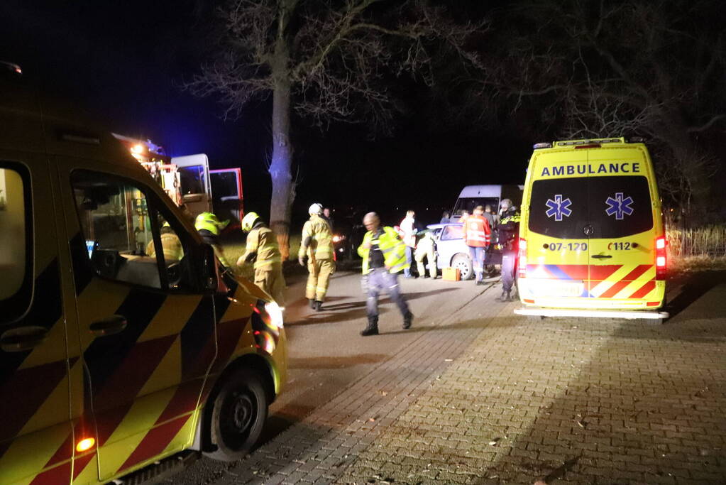 Persoon bekneld na aanrijding met boom