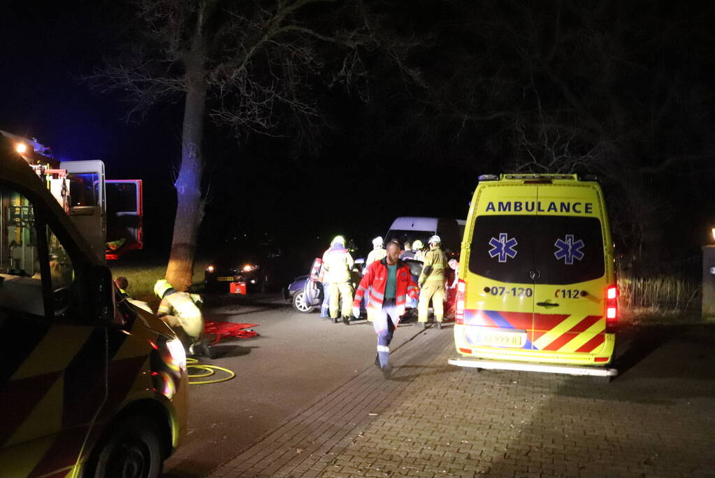 Persoon bekneld na aanrijding met boom