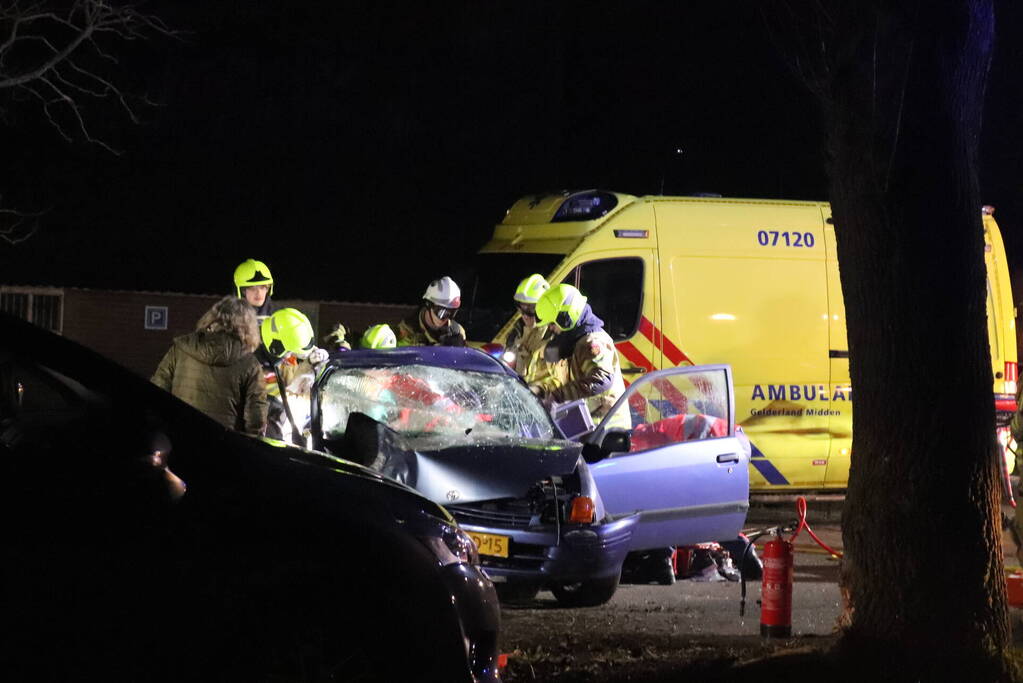 Persoon bekneld na aanrijding met boom