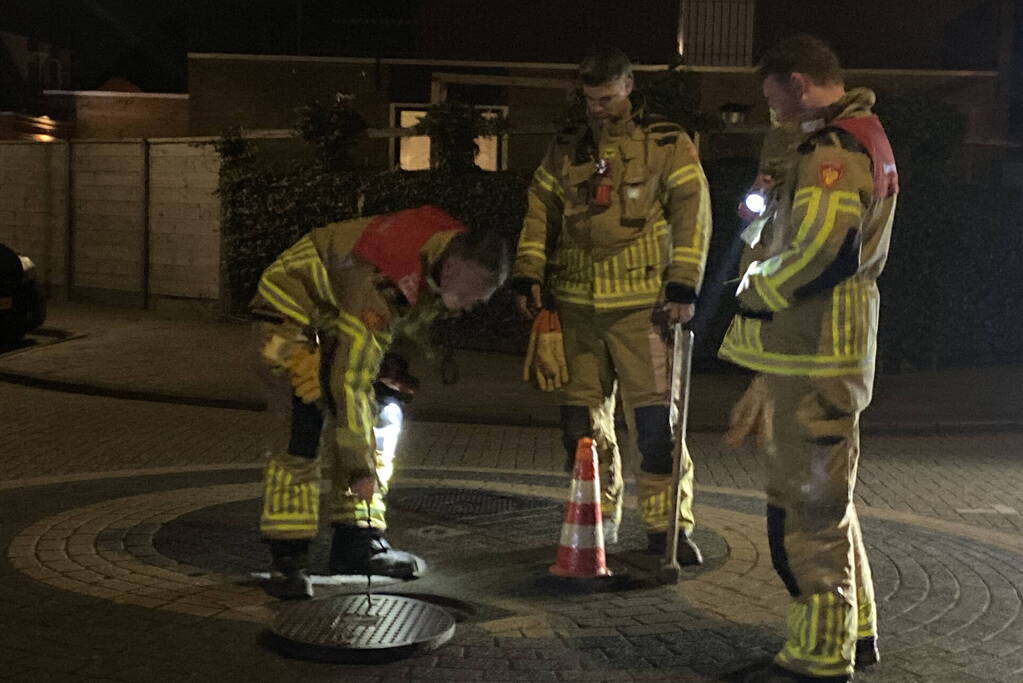 Brandweer spoelt riool na benzinelucht