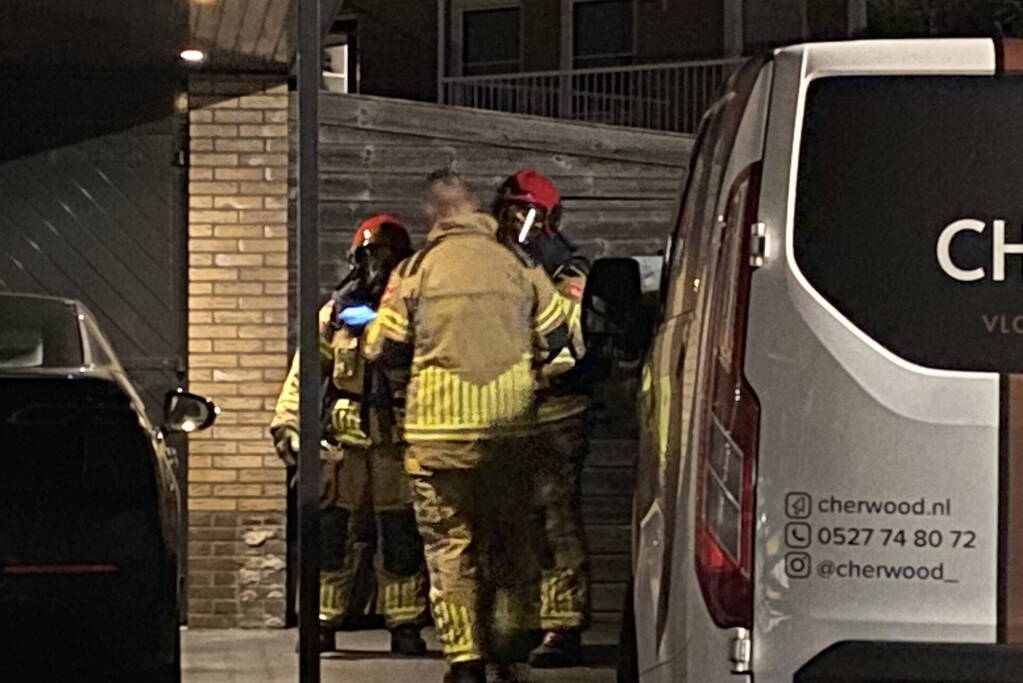 Brandweer spoelt riool na benzinelucht