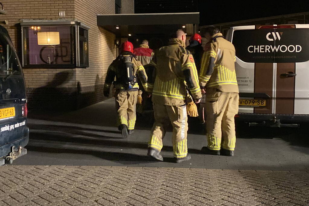 Brandweer spoelt riool na benzinelucht