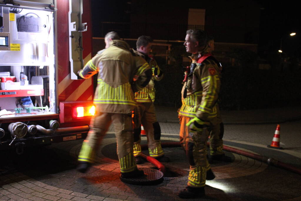 Brandweer spoelt riool na benzinelucht