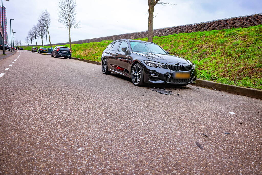 Explosie bij geparkeerde BMW-auto in Nieuwland