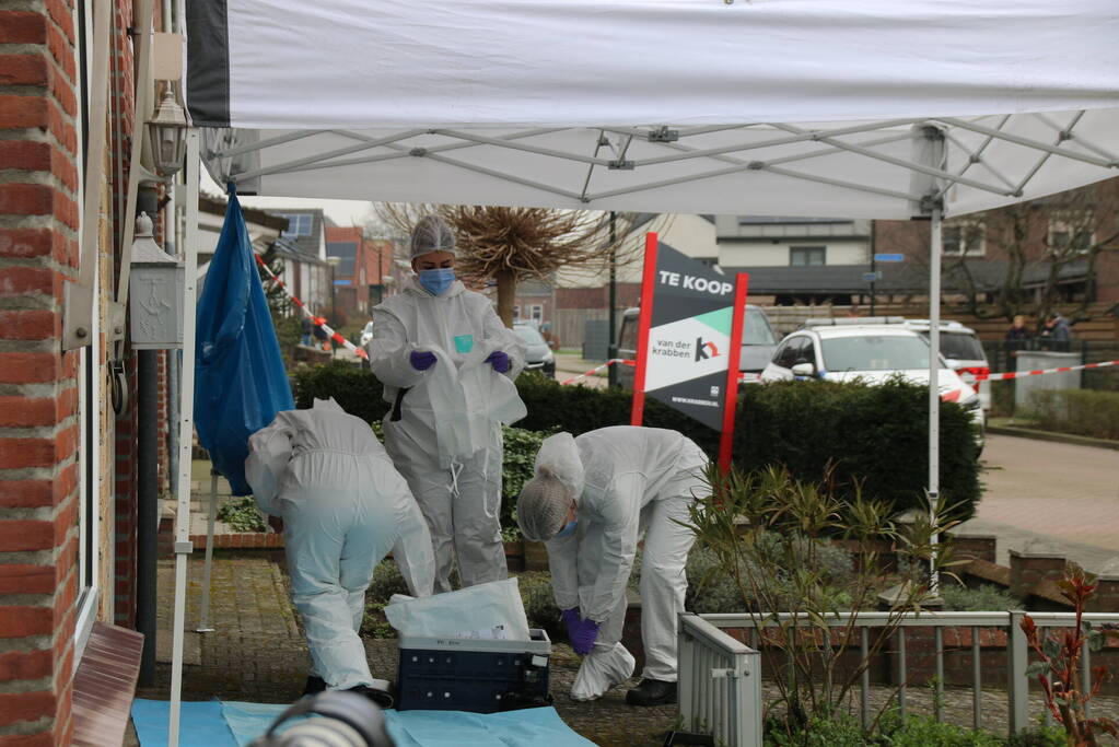 Overleden persoon aangetroffen, verdachte aangehouden