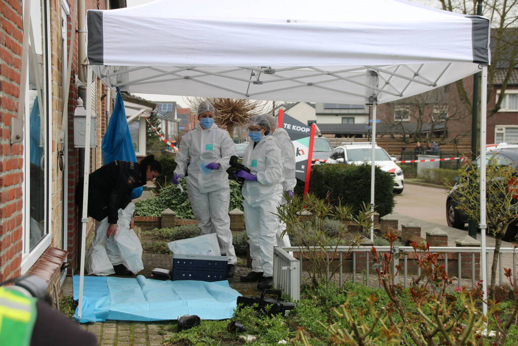 Overleden persoon aangetroffen, verdachte aangehouden