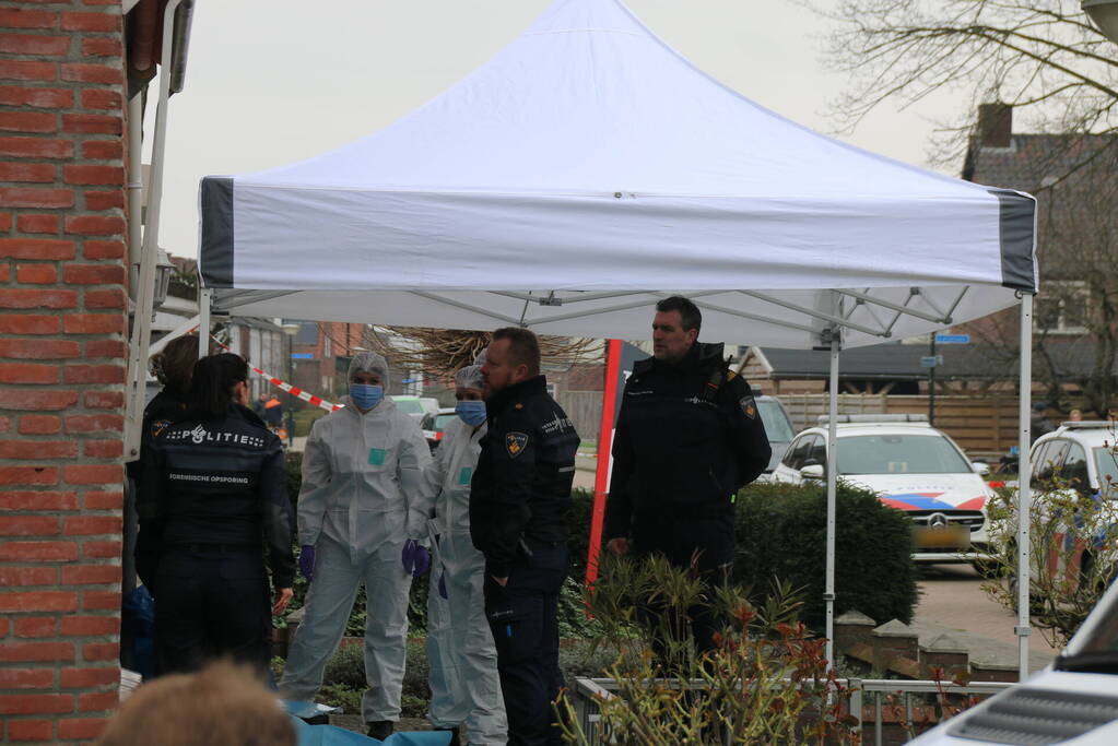 Overleden persoon aangetroffen, verdachte aangehouden