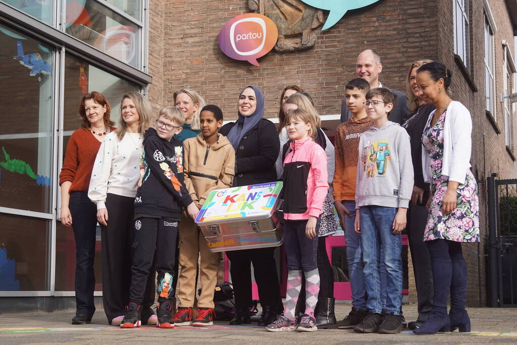 Wethouder overhandigt leskist om taboe rond armoede te doorbreken