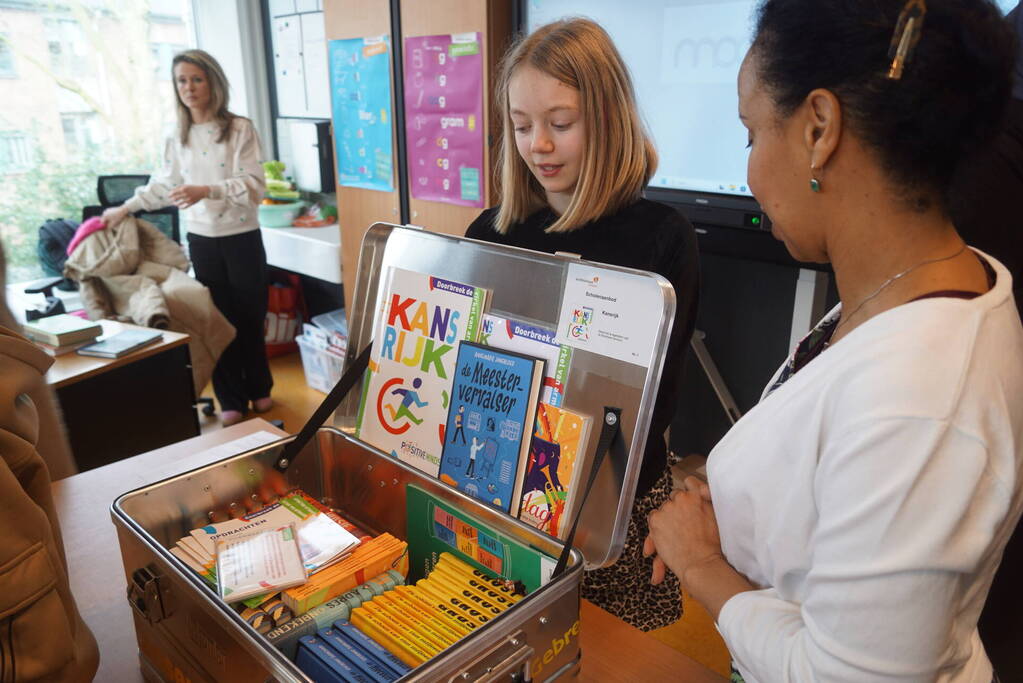 Wethouder overhandigt leskist om taboe rond armoede te doorbreken