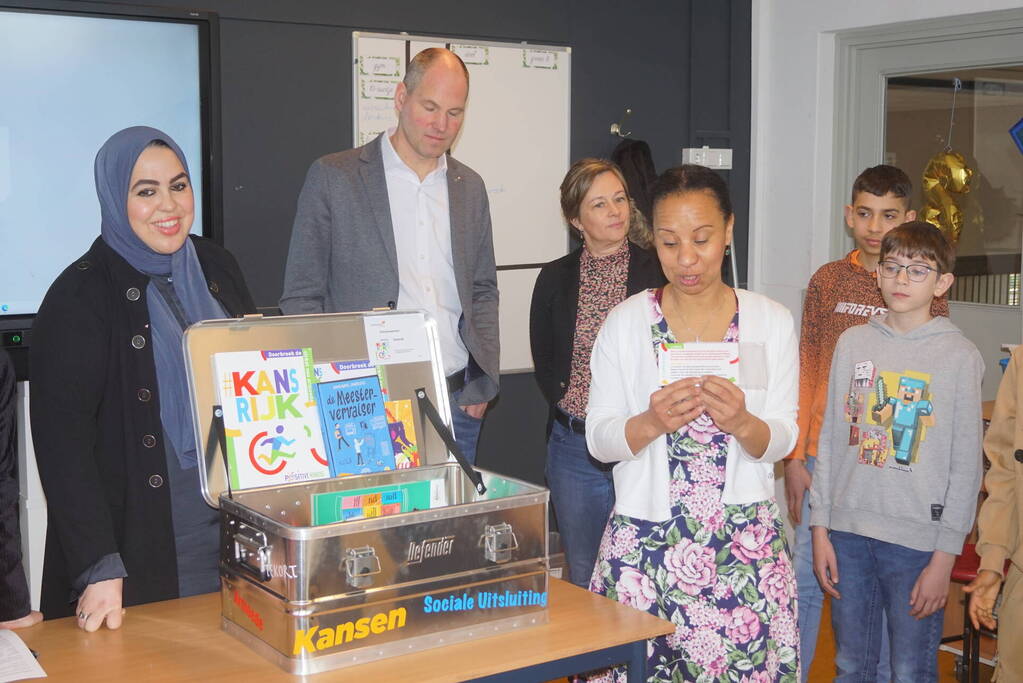 Wethouder overhandigt leskist om taboe rond armoede te doorbreken