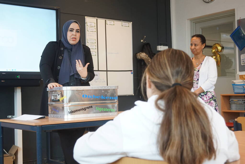 Wethouder overhandigt leskist om taboe rond armoede te doorbreken