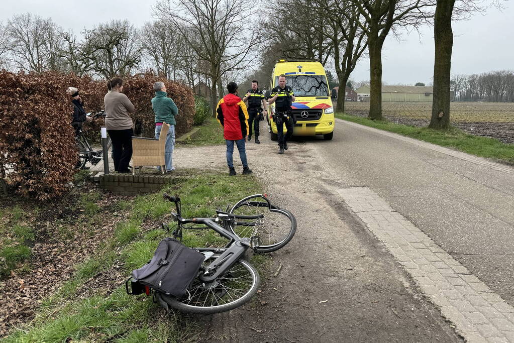 Fietser geschept door achteruitrijdende bezorger
