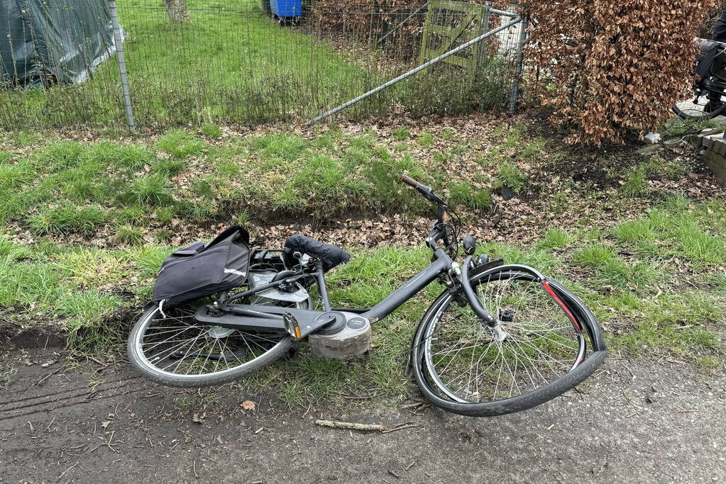 Fietser geschept door achteruitrijdende bezorger