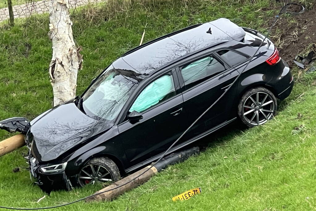 Automobilist vliegt met Audi de dijk af