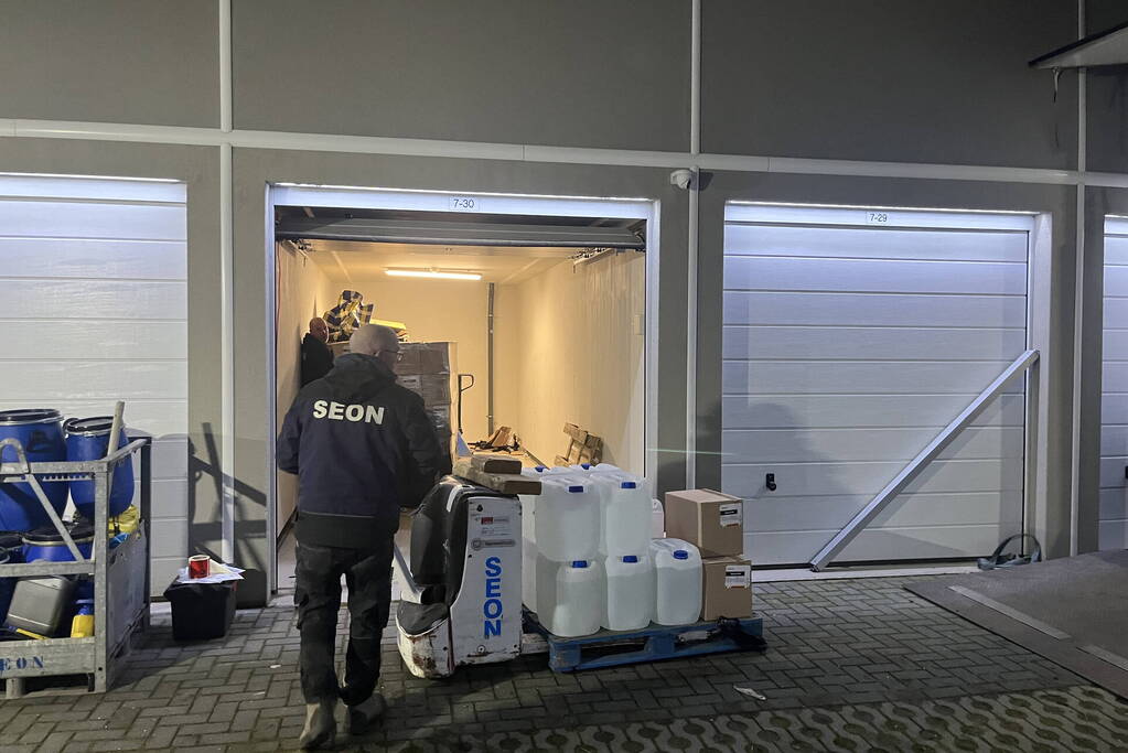 Vaten met onbekende stof aangetroffen