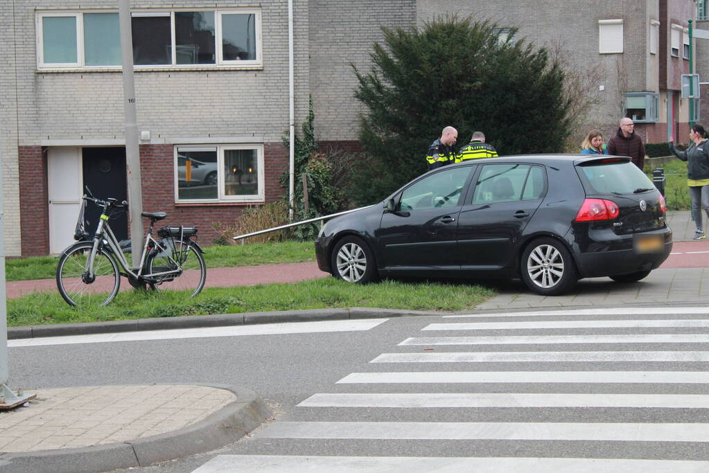 Fietser en automobilist in botsing