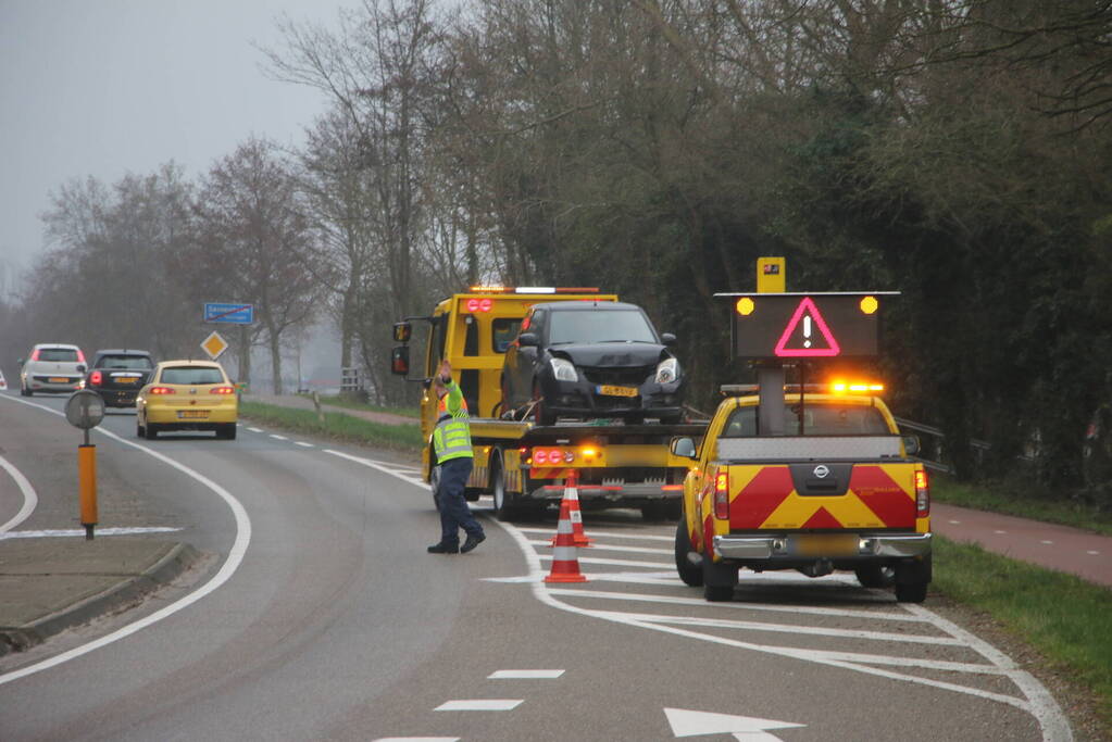 Auto getakeld na kop-staartbotsing
