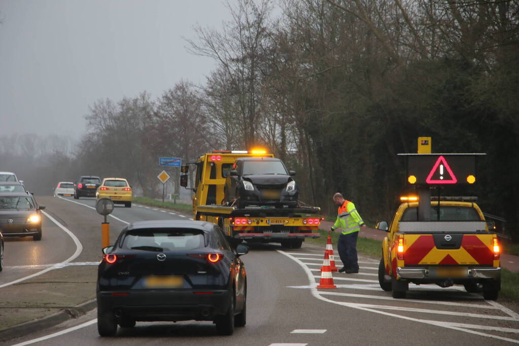 Auto getakeld na kop-staartbotsing
