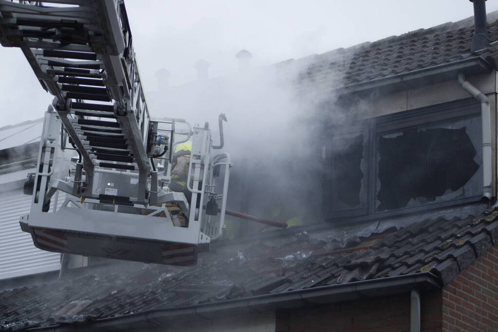 Zolderverdieping van woning verwoest door brand