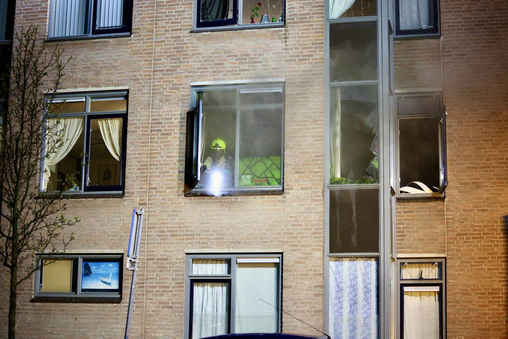 Meerdere bewoners gered bij hevige woningbrand