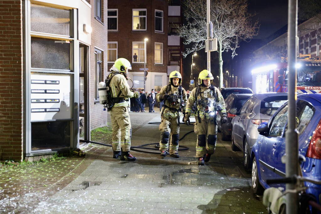 Meerdere bewoners gered bij hevige woningbrand